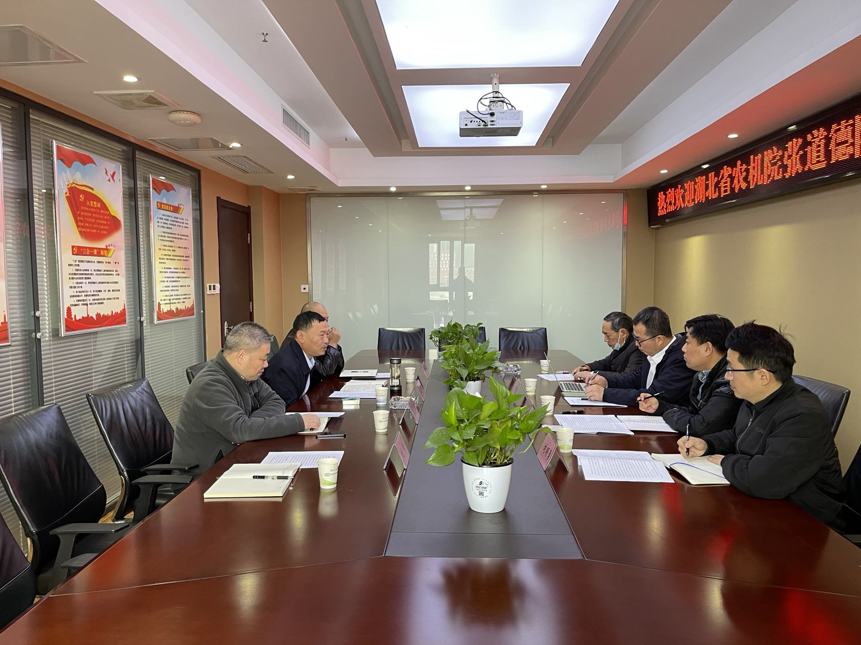 省农机与湖北省农业机械工程研究设计院洽谈合作